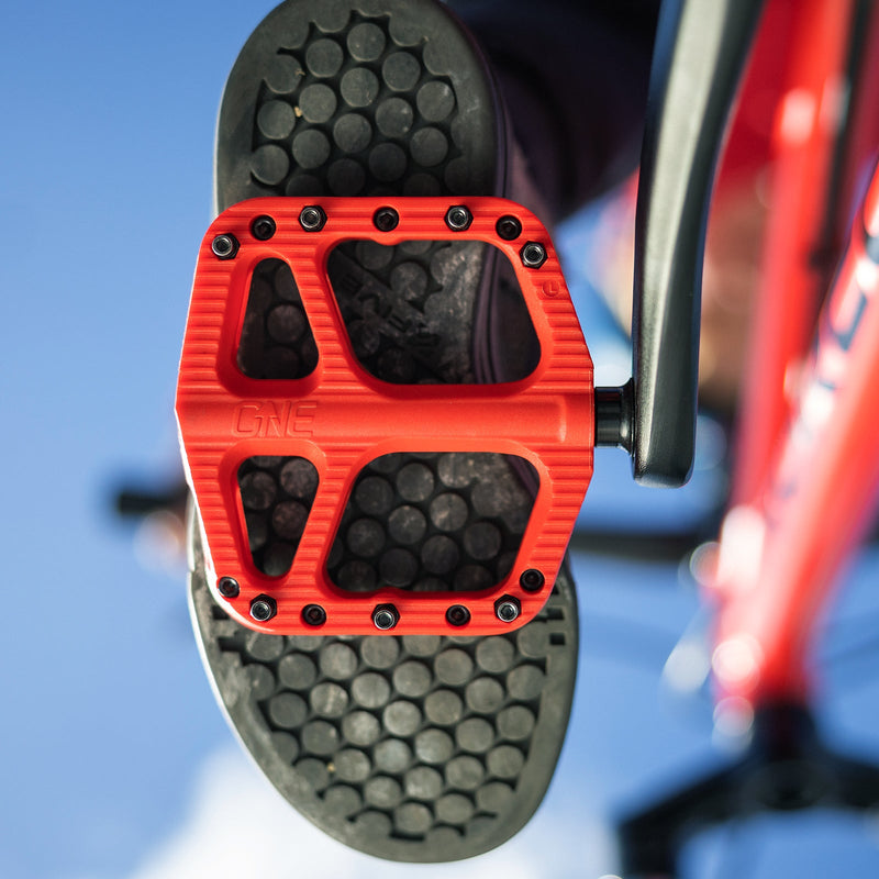 https://cdn.shopify.com/s/files/1/0284/9430/files/OneUpComponents_SmallCompPedals_RED_OnBike1.jpg?v=1748299408