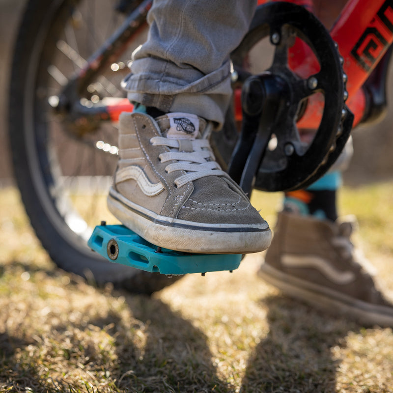 https://cdn.shopify.com/s/files/1/0284/9430/files/OneUpComponents_SmallCompPedals_TUR_OnBike2.jpg?v=1748299408